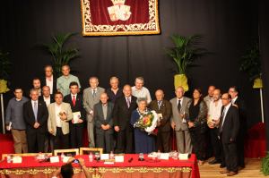 Comisión, colaboradores y familia de Joaquín Barceló Verdú.  Fotografía de Eduardo Gómez.