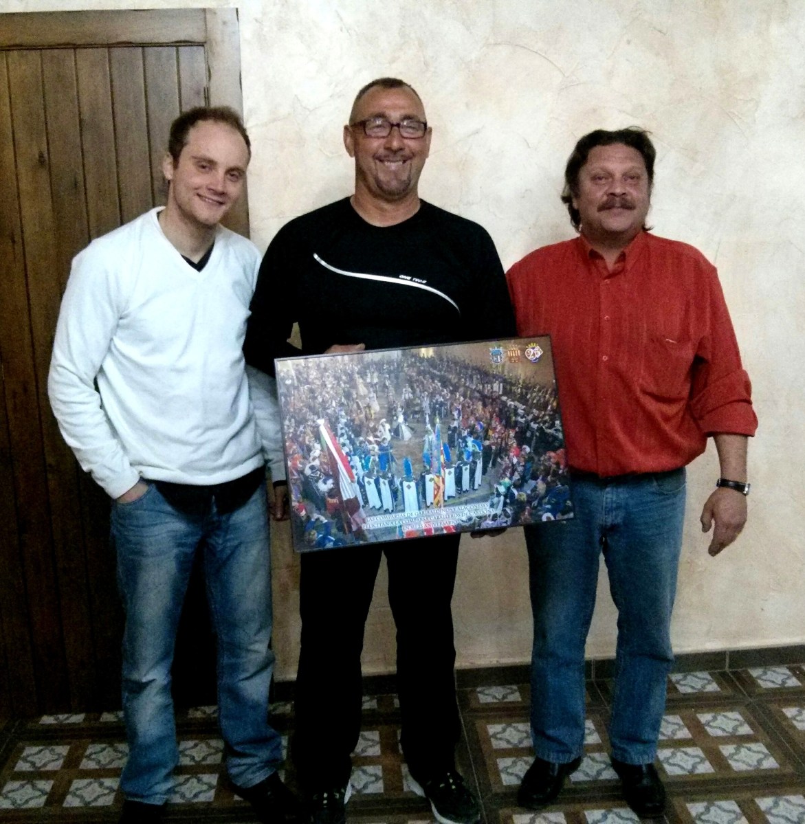 Carlos García (presidente Alagoneses) y Luis Gorreta (presidente Garibaldinos) entregan fotografía del homenaje a José Beltrán (presidente Caballeros de Cardona)
