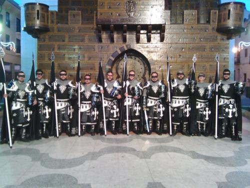 Nuestro presidente, Carlos García, con la Filá La Guardia Negra, de la Comparsa Vizcaínos de Petrer Nuestro presidente, Carlos García, con la Filá La Guardia Negra, de la Comparsa Vizcaínos de Petrer