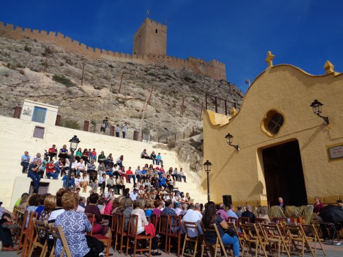 Vicente Vázquez Hernández realizando una introducción histórica. Actos 775 aniversario muerte de Don Artal de Alagón. Sax, 2 de noviembre de 2014.
