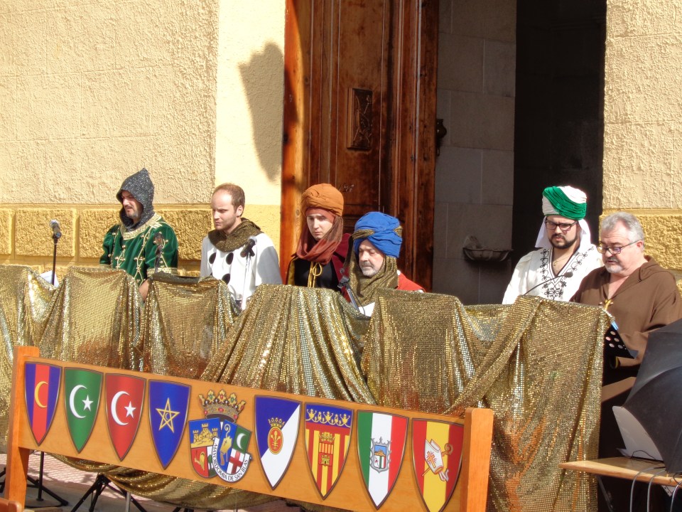 El grupo José Luis Herrero Teatro representando "El sino de la pedrada", de Salvador Domenech. Actos 775 aniversario muerte de Don Artal de Alagón. Sax, 2 de noviembre de 2014.