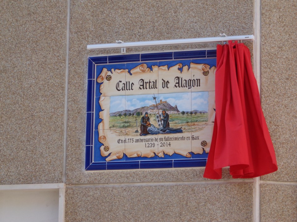 Placa conmemorativa. Actos 775 aniversario muerte de Don Artal de Alagón. Sax, 2 de noviembre de 2014.