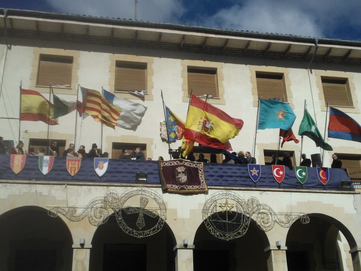 En el acto de apertura de las Fiestas de San Blas 2015, el presidente de la Peña Sajeño Alagonesa de Sax entrega las partituras del pasodoble "Bodas de Oro", de Inocente González, al Ayuntamiento de Sax, Mayordomía de San Blas, Comparsas y Sociedad Instructiva Musical Sones de Sax. En el concierto del día 30 de enero fueron entregadas a la Sociedad Unión Musical y Artística de Sax. En el acto de apertura de las Fiestas de San Blas 2015, el presidente de la Peña Sajeño Alagonesa de Sax entrega las partituras del pasodoble "Bodas de Oro", de Inocente González, al Ayuntamiento de Sax, Mayordomía de San Blas, Comparsas y Sociedad Instructiva Musical Sones de Sax. En el concierto del día 30 de enero fueron entregadas a la Sociedad Unión Musical y Artística de Sax.