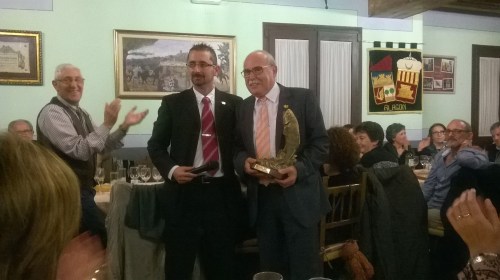La Peña Sajeño Alagonesa de Alagón concede su máxima distinción a Gumersindo Gutiérrez: el Salmón de Alagón. 21 de noviembre de 2015. La Peña Sajeño Alagonesa de Alagón concede su máxima distinción a Gumersindo Gutiérrez: el Salmón de Alagón. 21 de noviembre de 2015.