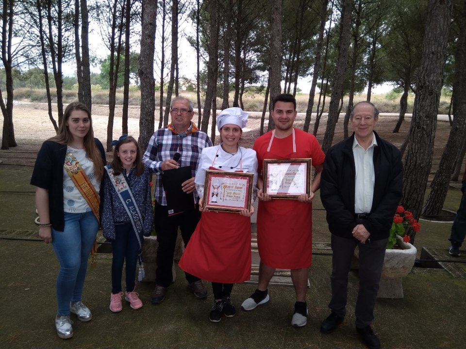 Vicente y Carmen Vázquez Estevan, ganadores del XLII Concurso de Gachamigas "Pepe Mataix" de la Comparsa de Alagoneses. Domingo, 3 de junio de 2018.