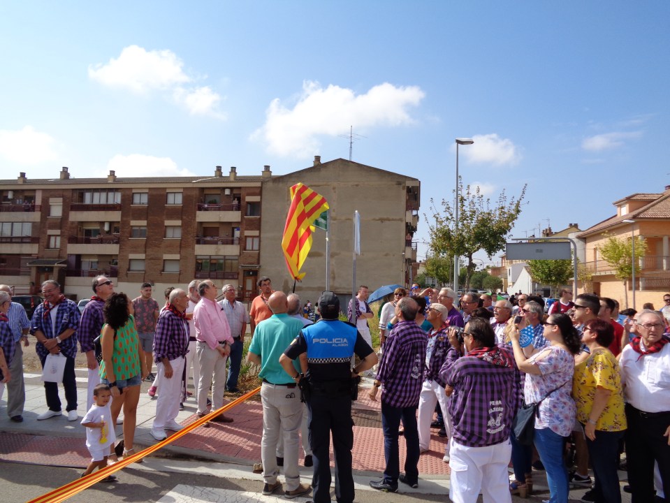 Descubriendo la placa en la Inauguración de la Calle Comparsa de Alagoneses