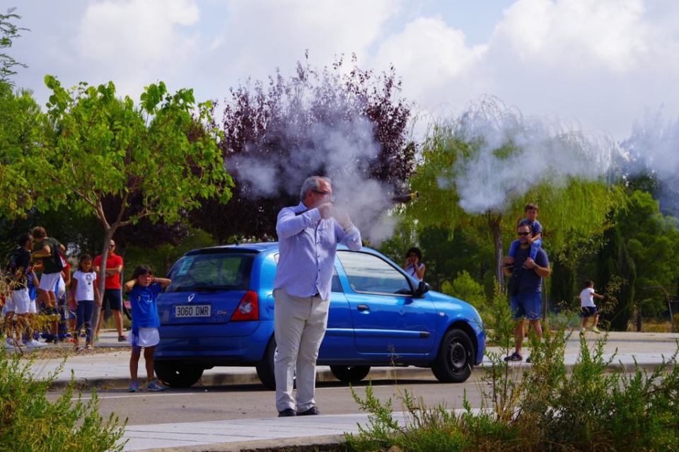 Simón Díaz realizando tres salvas de arcabucería en la Inauguración de la Calle Comparsa de Alagoneses