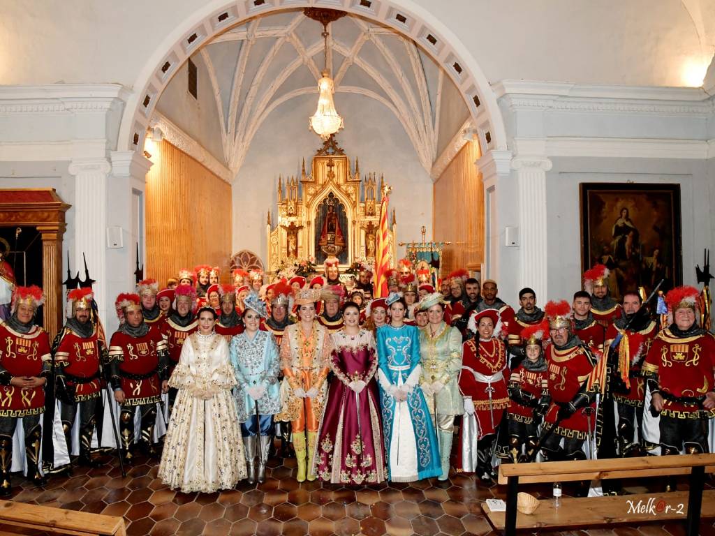Foto de familia de la Comparsa de Alagoneses con la Virgen del Castillo tras el desfile. Alagón, 10 de septiembre de 2022.